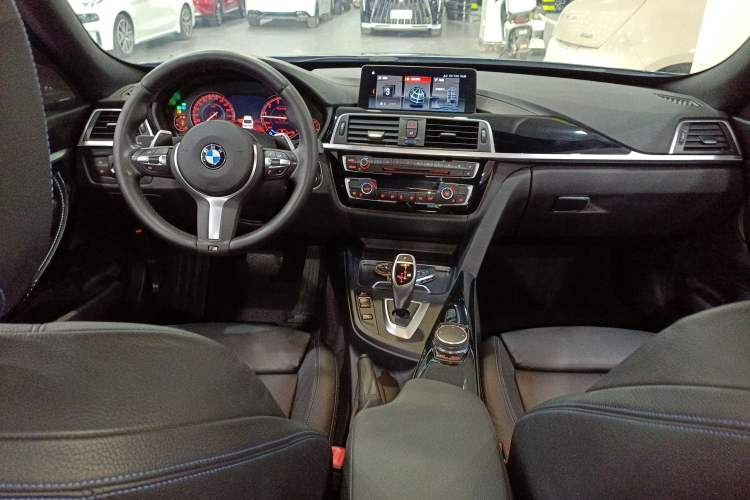 Used BMW 3 Series GT 2019 320i M Sport Night Edition Center Console