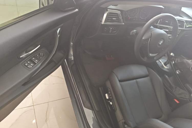 Used BMW 3 Series GT 2019 320i Sport Edition Driver Seat