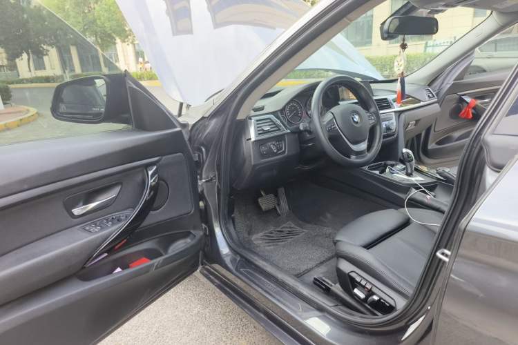 Used BMW 3 Series GT 2019 320i Sport Edition Driver Seat