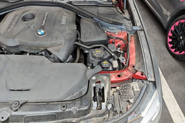 Used BMW 3 Series GT 2019 320i Sport Edition Engine Bay Left