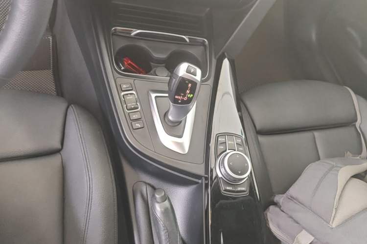 Used BMW 3 Series GT 2019 320i Sport Edition Gear Lever