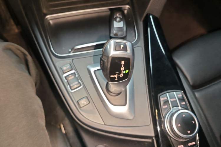 Used BMW 3 Series GT 2019 320i Sport Edition Gear Lever