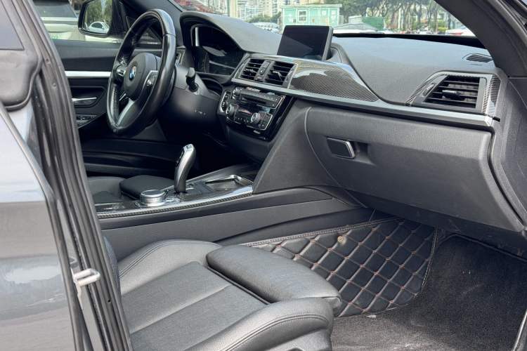 Used BMW 3 Series GT 2019 320i M Sport Package Interior 4