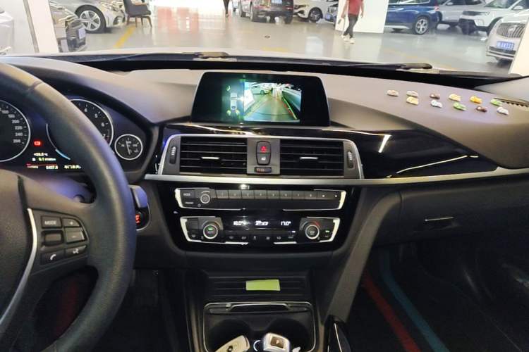 Used BMW 3 Series GT 2019 320i Sport Edition Audio And AC Panel