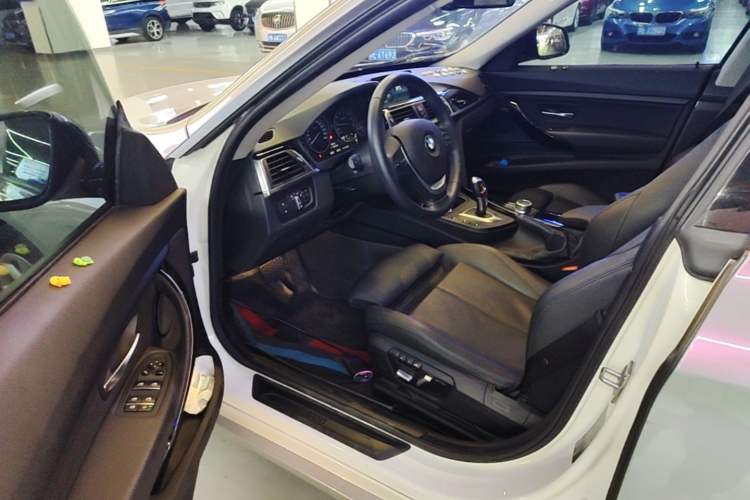 Used BMW 3 Series GT 2019 320i Sport Edition Driver Seat