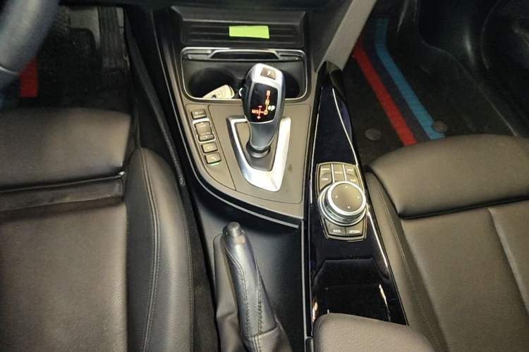 Used BMW 3 Series GT 2019 320i Sport Edition Gear Lever
