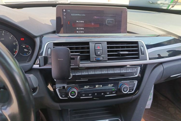 Used BMW 3 Series GT 2019 320i M Sport Package Audio And AC Panel