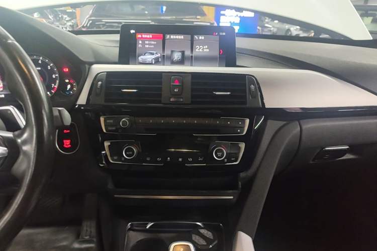 Used BMW 3 Series GT 2019 320i M Sport Audio And AC Panel