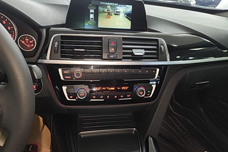 Used BMW 3 Series GT 2019 320i Sport Edition Audio And AC Panel