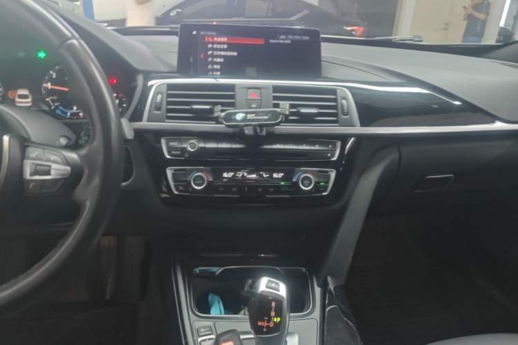 Used BMW 3 Series GT 2019 320i M Sport Package Audio And AC Panel