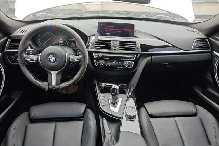 Used BMW 3 Series GT 2019 320i M Sport Package Center Console