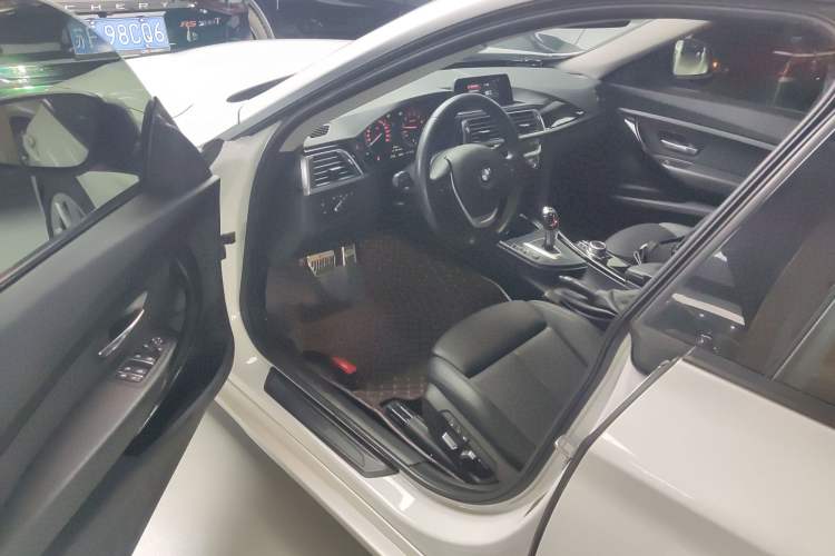 Used BMW 3 Series GT 2019 320i Sport Edition Driver Seat