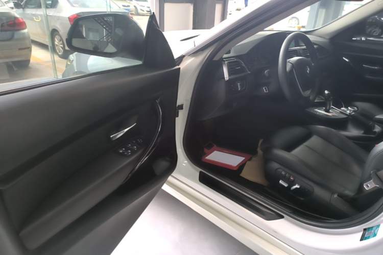 Used BMW 3 Series GT 2019 320i Sport Edition Driver Seat