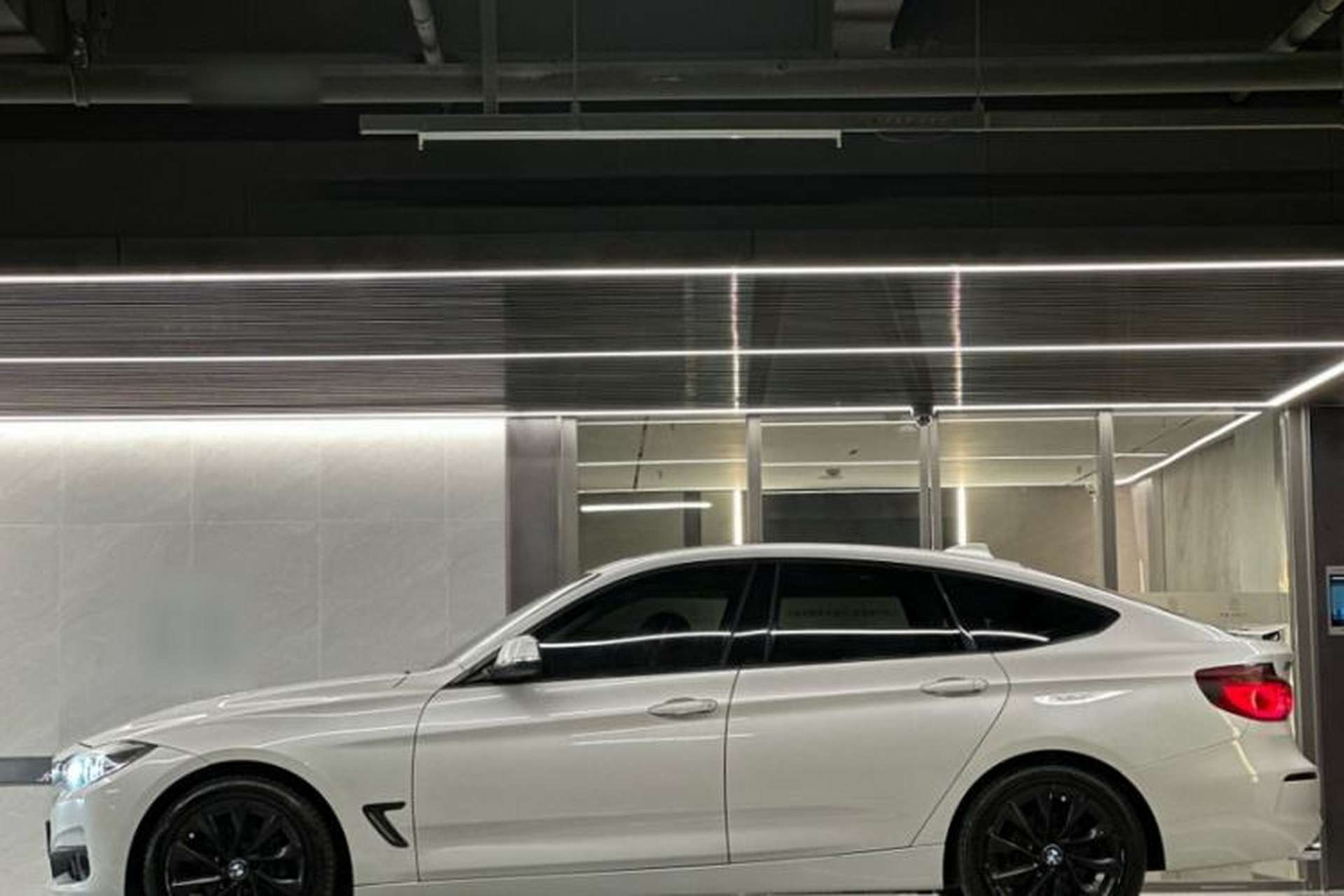 Used BMW 3 Series GT 2019 320i Sport Edition Exterior 4