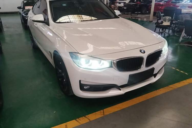 Used BMW 3 Series GT 2019 320i Sport Edition Front Right 45 Deg