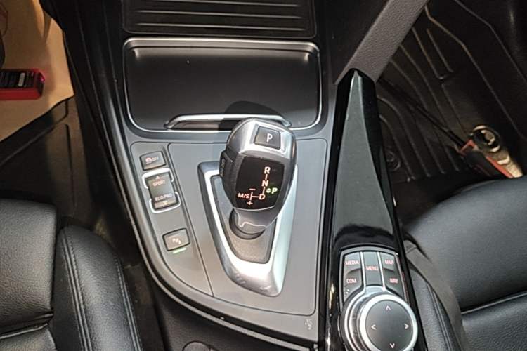 Used BMW 3 Series GT 2019 320i Sport Edition Gear Lever