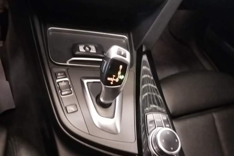 Used BMW 3 Series GT 2019 320i Sport Edition Gear Lever