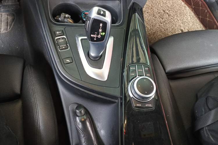 Used BMW 3 Series GT 2019 320i Sport Edition Gear Lever