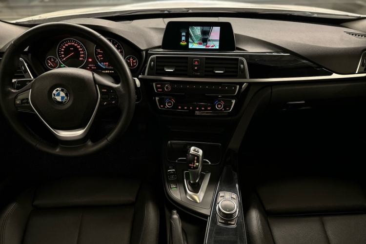 Used BMW 3 Series GT 2019 320i Sport Edition Interior 1