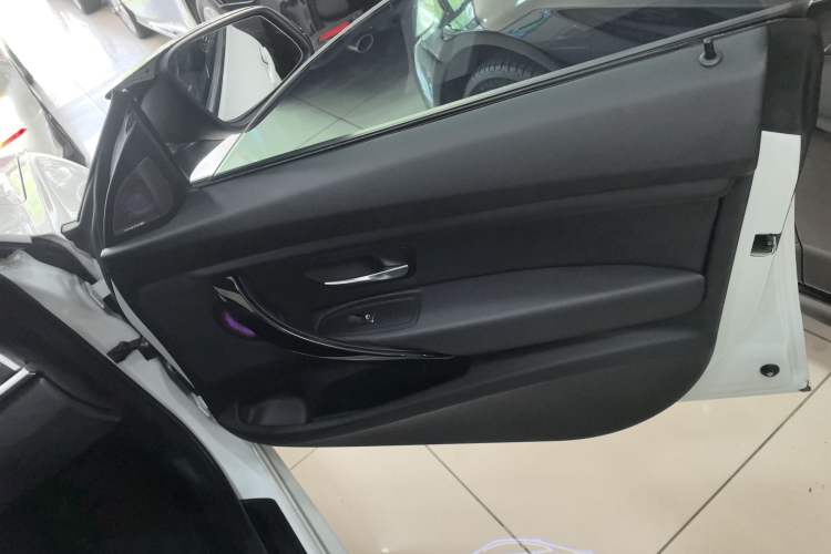 Used BMW 3 Series GT 2019 320i Sport Edition Interior 2