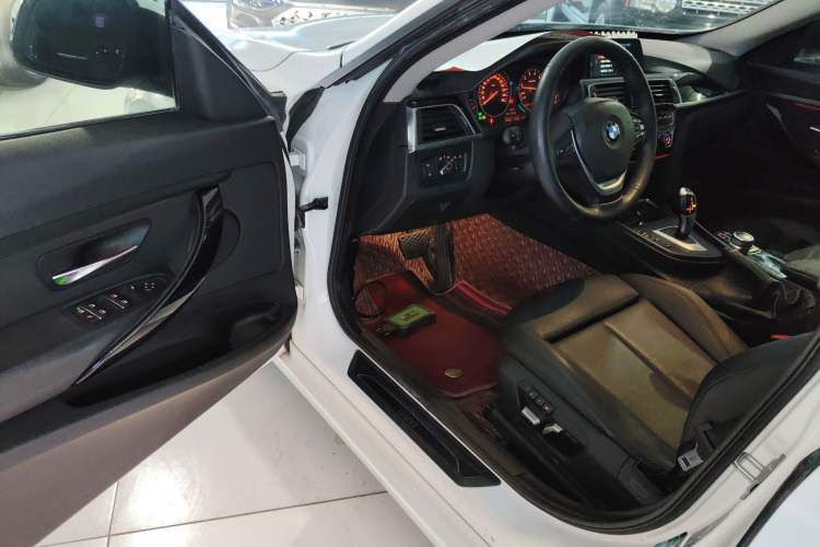 Used BMW 3 Series GT 2019 320i Sport Edition Interior 3