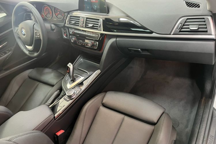 Used BMW 3 Series GT 2019 320i Sport Edition Interior 4