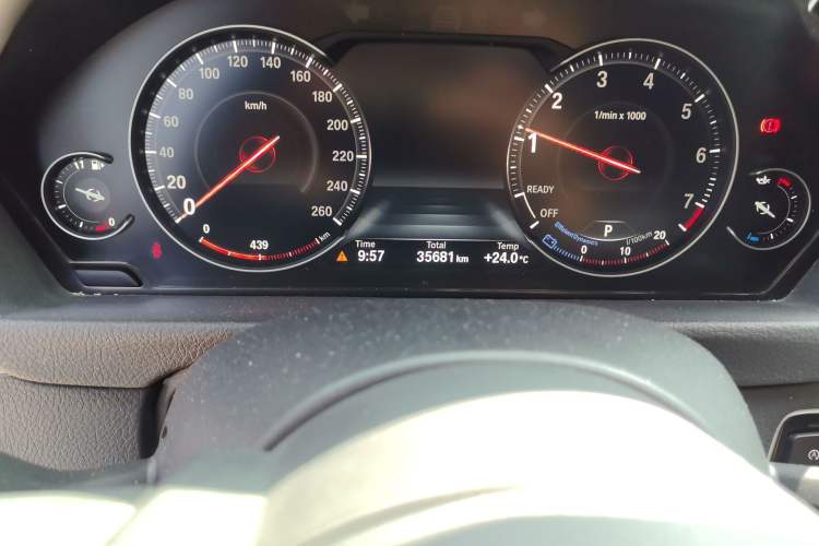 Used BMW 3 Series GT 2019 320i M Sport Package Odometer Close Up