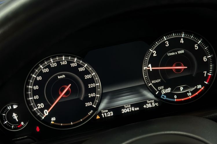 Used BMW 3 Series GT 2020 320i M Sport Package Odometer Close Up