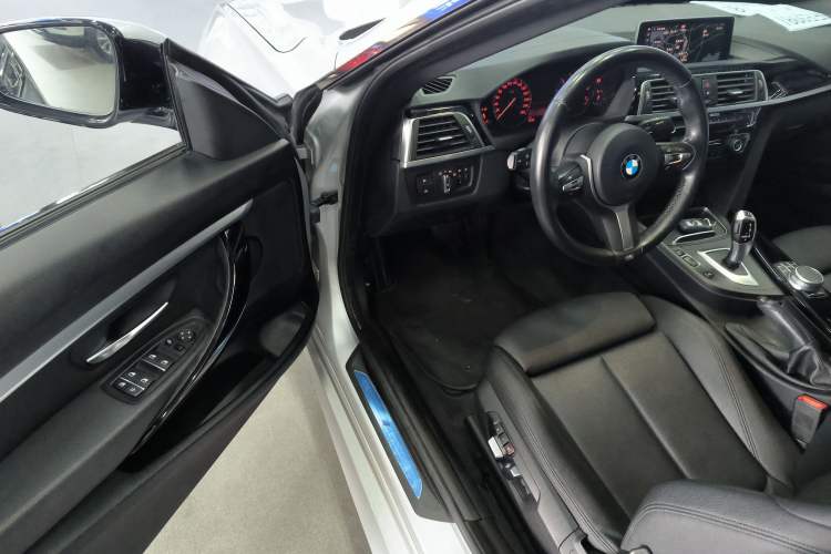 Used BMW 3 Series GT 2020 320i M Sport Package Interior 3