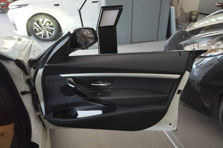 Used BMW 3 Series GT 2020 320i M Sport Package Right Front Door Interior
