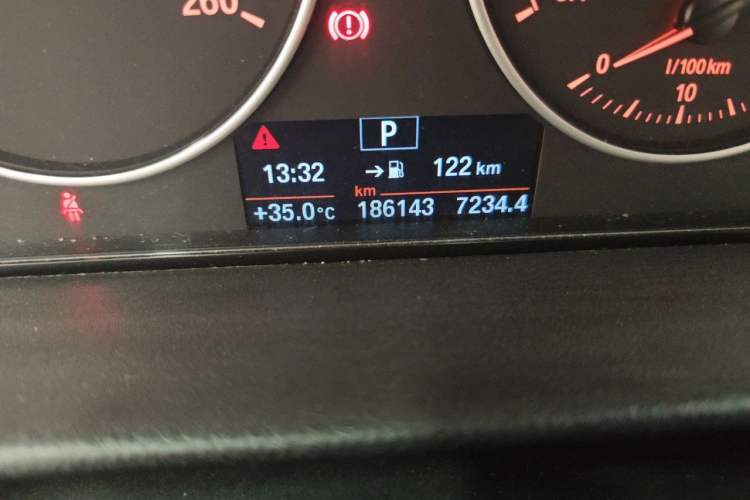 Used BMW 4 Series 2014 420i Convertible Fashion Model Odometer Close Up