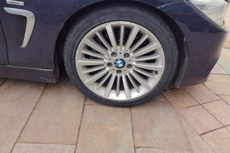 Used BMW 4 Series 2014 428i Convertible Design Package Right Front Wheel Hub