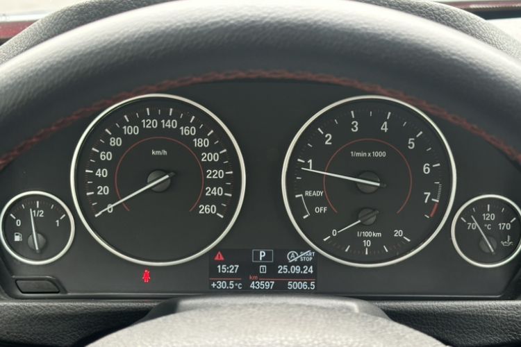 Used BMW 4 Series 2014 420i Convertible Sports Design Package Odometer Close Up