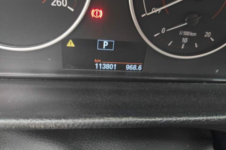 Used BMW 4 Series 2014 420i Convertible Fashion Model Odometer Close Up