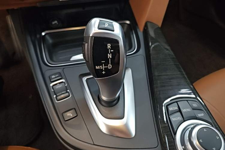 Used BMW 4 Series 2014 420i Convertible Luxury Design Package Gear Lever