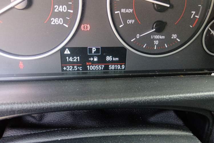 Used BMW 4 Series 2014 420i Design Package Model Odometer Close Up