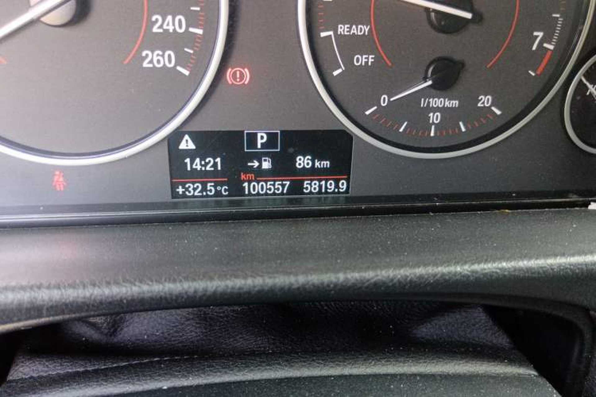 Used BMW 4 Series 2014 420i Design Package Model Odometer Close Up