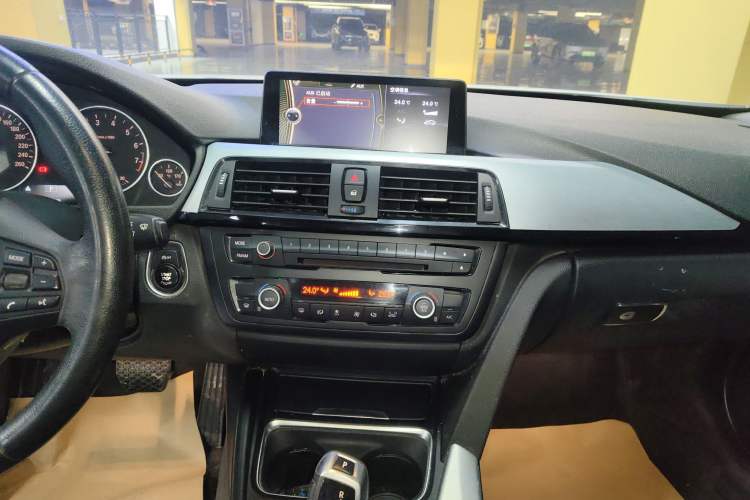 Used BMW 4 Series 2014 420i Fashion Model Audio And AC Panel