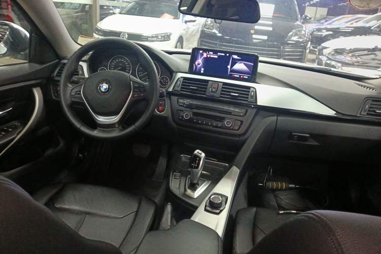 Used BMW 4 Series 2014 420i Gran Coupe Fashion Model Center Console