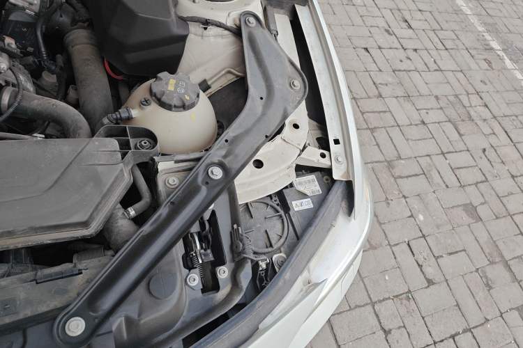 Used BMW 4 Series 2014 420i Convertible Fashion Model Engine Bay Left