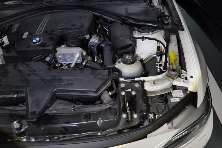 Used BMW 4 Series 2014 420i Fashion Model Engine Bay Left