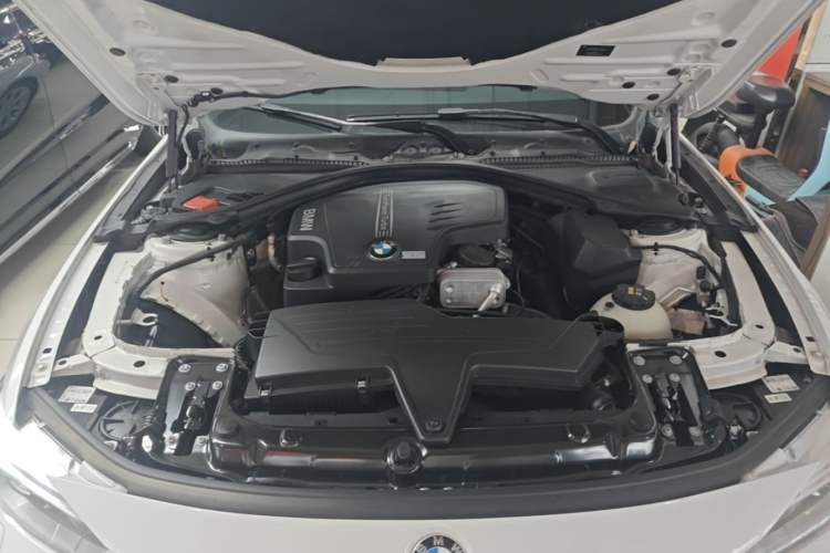 Used BMW 4 Series 2014 420i Fashion Model Engine Bay
