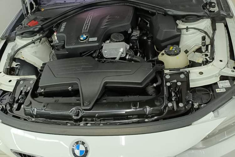 Used BMW 4 Series 2014 420i Fashion Model Engine Bay