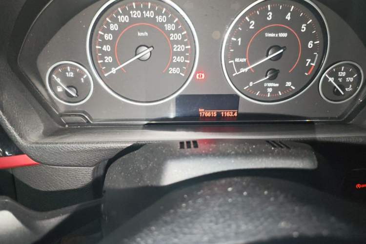 Used BMW 4 Series 2014 420i Convertible Luxury Design Package Odometer Close Up