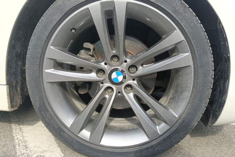 Used BMW 4 Series 2014 420i Convertible Design Line Package Right Front Wheel Hub