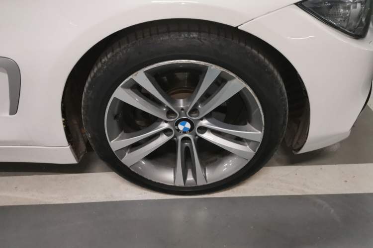 Used BMW 4 Series 2014 420i Convertible Sports Design Package Right Front Wheel Hub
