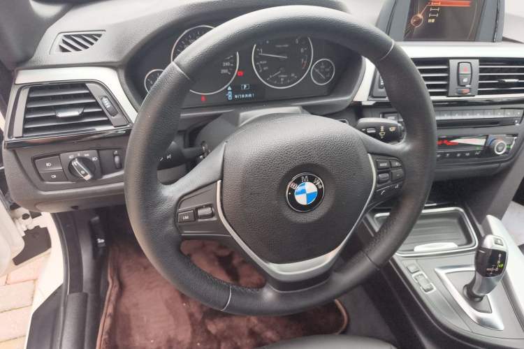 Used BMW 4 Series 2014 420i Convertible Fashion Model Steering Wheel