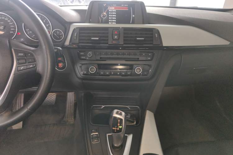 Used BMW 4 Series 2016 420i Fashion Model Audio And AC Panel