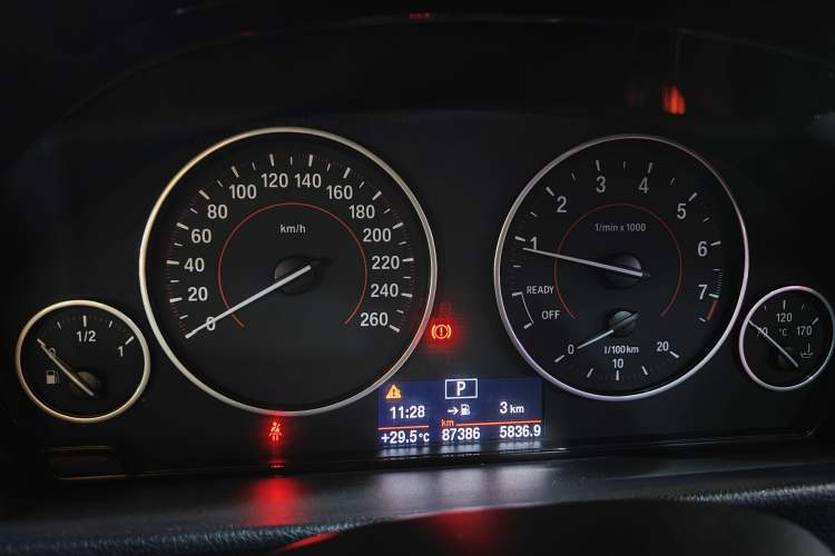 Used BMW 4 Series 2016 420i Design Package Model Odometer Close Up