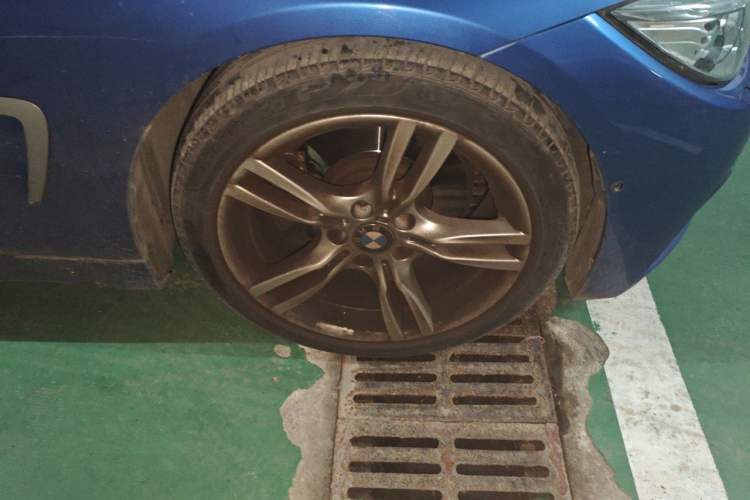 Used BMW 4 Series 2016 430i Convertible Design Package Right Front Wheel Hub